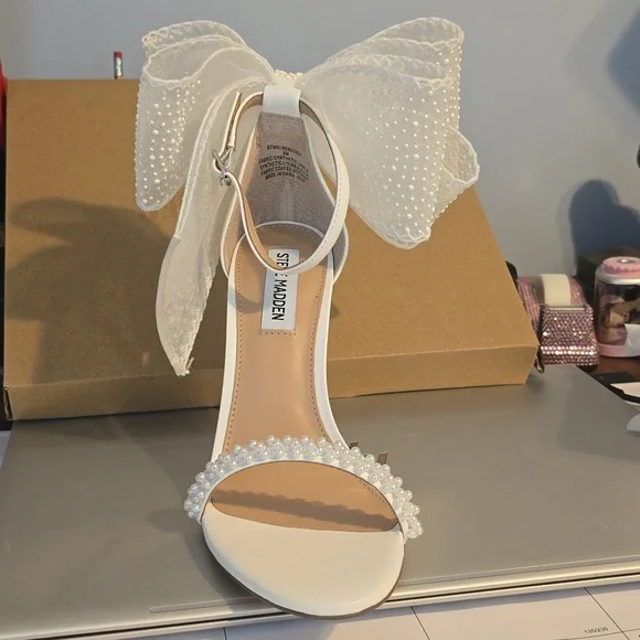 Steve Madden Elegant White Stiletto Heels with Bow - Picture 2 of 6